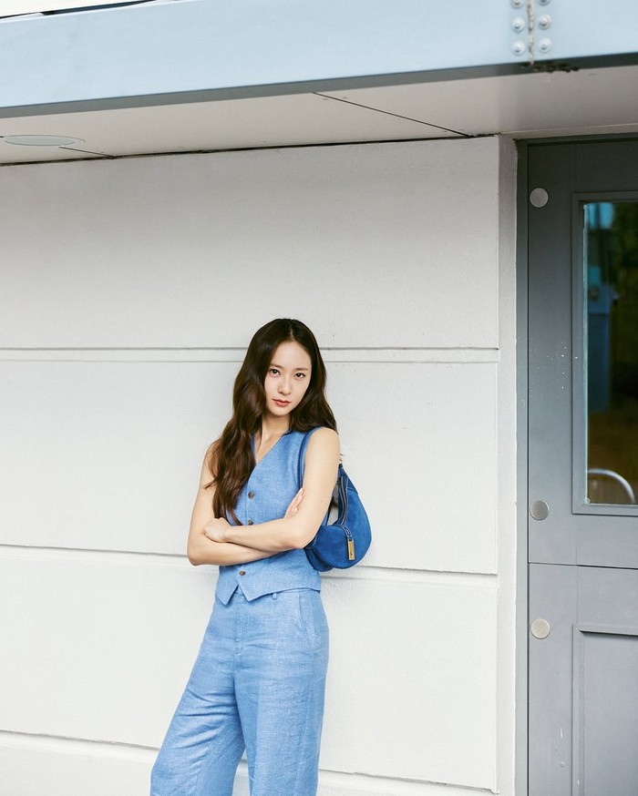 Krystal Jung melengkapi potongan elegan dari rompi dan celana jeans lebar dengan mini suede bag berwarna biru senada yang juga merupakan item fashion rilisan Polo Ralph Lauren baru-baru ini, Beauties./ Foto: instagram.com/voguekorea