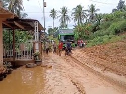 Longsor Landa Pesisir Selatan, Jalan Lintas Barat Sumatera Buka Tutup