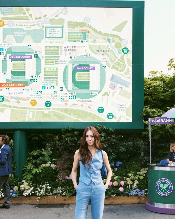 Menariknya, Krystal Jung tetap mempertahankan citra 'Ice Princess' dengan balutan pakaian biru dingin di tengah hijau sejuk yang menyebar di acara final '2025 Wimbledon Championship'./ Foto: instagram.com/cosmopolitakorea