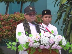Menteri Muti Jadi Pembina Upacara di SDN 16 Sumbawa, Ini yang Dikatakan ke Siswa