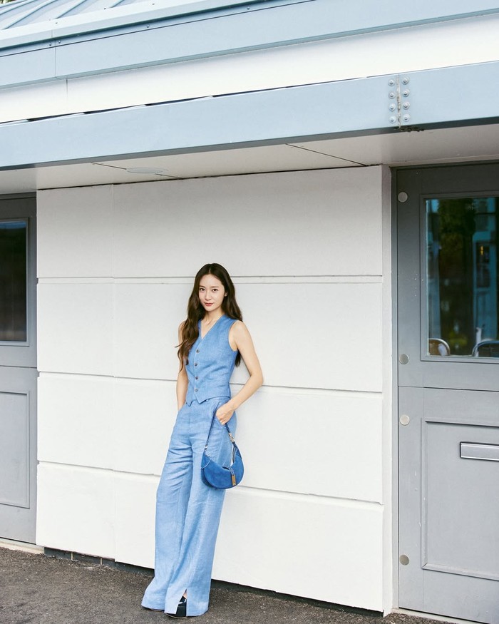 Menyesuaikan tema acara olahraga, Krystal Jung tampil mewah namun tetap trendi dengan kesan bebas dalam balutan setelan denim yang merupakan koleksi terbaru dari Polo Ralph Lauren untuk musim gugur tahun ini./ Foto: instagram.com/ellekorea