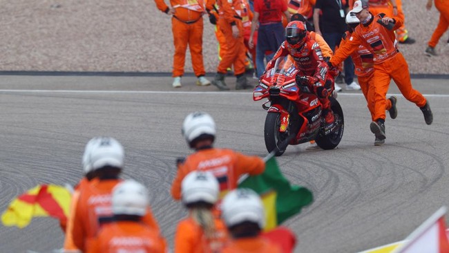 Alex dan Cedera Bikin Marc Marquez Masih Deg-degan di MotoGP 2025 Alex Marquez dan cedera membuat Marc Marquez masih tak bisa berpikir soal gelar juara MotoGP 2025.