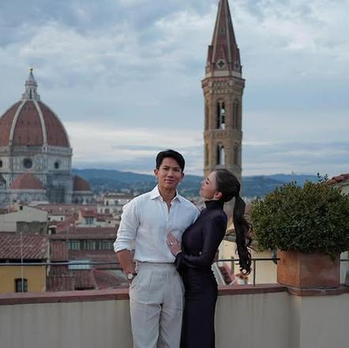 <p>Pangeran Mateen dan Anisha Rosnah memang dikenal sebagai pasangan yang romantis. Dalam berbagai momen publik, keduanya selalu terlihat kompak dan tak ragu menunjukkan kehangatan satu sama lain. (Foto: Instagram @tmski)</p>