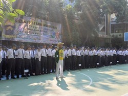 Pelepasan Merpati Warnai Pembukaan MPLS di SMPN 1 Lamongan