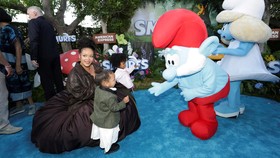 FOTO: Rihanna Gandeng Anak di Blue Carpet Premiere Smurfs