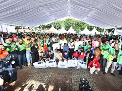 Pertamina Bagikan 1.000 Seragam Sekolah & Alat Tulis untuk Anak Ojol