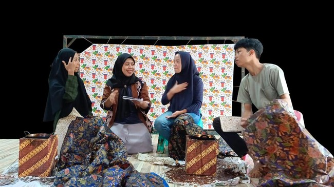 Yuli Astuti, pemenang Pertamina Pertapreneur Agregator 2024, melestarikan batik Kudus sambil memberdayakan disabilitas, perempuan, hingga kaum rentan.