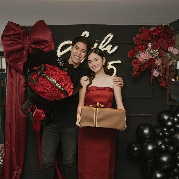 <p>Momen spesial itu juga dihadiri sang kekasih, El Rumi, yang memberikan ucapan ulang tahun romantis dan sukses bikin baper.&nbsp;"Selamat ulang tahun untuk cinta dalam hidupku @syifahadju. Semoga kamu mendapatkan semua hal yang membawa kebahagiaan dan keceriaan, karena kamu pantas mendapatkan yang terbaik di dunia ini. Kamu adalah cinta dalam bentuk paling sejatinya. Kamu membuat cinta terasa aman dan menyenangkan sekaligus. Aku bersyukur setiap hari karena memilikimu. Mari rayakan kamu hari ini dan selamanya. Sekali lagi, selamat ulang tahun, Bebe," tulis El lewat unggahan Instagramnya. (Foto: Instagram @syifahadju)</p>