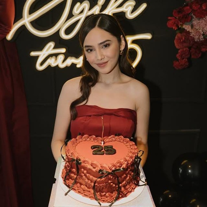 <p>Syifa Hadju baru saja merayakan ulang tahunnya yang ke-25 pada Sabtu, 13 Juli 2025. Aktris sekaligus penyanyi bernama lengkap Syifa Safira Nuraisah ini dikenal sejak perannya di sinetron <em>Mermaid in Love</em>, dan kini namanya semakin bersinar di industri hiburan Tanah Air. (Foto: Instagram @syifahadju)</p>