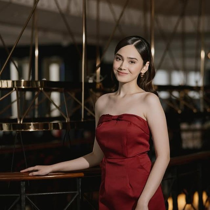 <p>Perayaan ulang tahunnya digelar hangat dan meriah bersama keluarga dan sahabat terdekat, pada Minggu (14/7/2025). Syifa Hadju tampil elegan dalam balutan gaun merah yang cantik. (Foto: Instagram @syifahadju)</p>