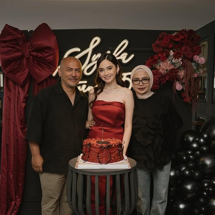 <p>Syifa juga membagikan momen hangat bareng keluarga tercinta di hari ulang tahunnya. Potret kebersamaan mereka terasa penuh cinta dan jadi salah satu bagian paling manis dari perayaan spesial ini. (Foto: Instagram @syifahadju)</p>