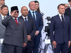 Prabowo Hormat ke Kontingen RI di Bastille Day, Presiden Prancis Tepuk Tangan