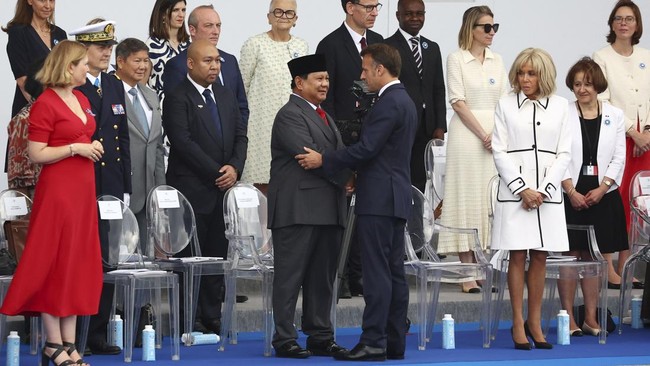 Momen Prabowo Jadi Tamu Kehormatan di Bastille Day dan Dipeluk Macron Presiden Republik Indonesia Prabowo Subianto menghadiri perayaan Bastille Day di Place de la Concorde, Paris, Prancis, Senin (14/7).