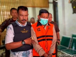 Lesunya Tampang Mr P, Kadis DLH Sukabumi Usai Jadi Tersangka Korupsi