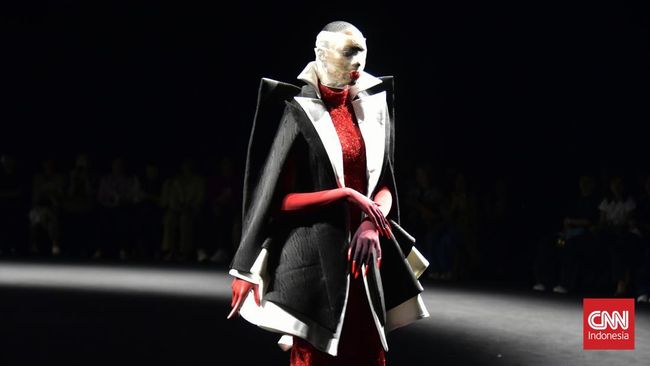 Lewat koleksi teranyarnya di Paris Couture Week, Robert Wun menegaskan dirinya sebagai desainer muda paling menjanjikan dalam kancah couture global.
