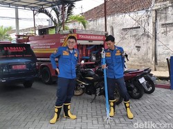Pengakuan Petugas Damkar Gresik Usai Bantu Warga Usir Ular Gaib