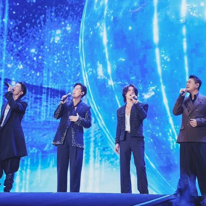 <p>F4 yang terdiri dari Vanness Wu, Jerry Yan, Vic Zhou, dan Ken Chu, berhasil&nbsp;mengguncang panggung konser lewat penampilan mereka saat membawakan lagu <em>Metor Rain </em>(2001) dan <em>The Song of Laughter And Forgetting</em> (2008) milik Mayday.&nbsp;(Foto: Instagram@vic.chou_official)</p>
