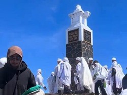 Terungkap Ritual Rombongan Pakaian Putih-putih di Puncak Lawu