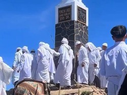 Viral Rombongan Berpakaian Putih di Puncak Lawu, Begini Penjelasan Polisi