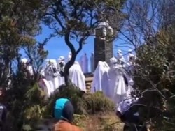 Viral Rombongan Orang Berpakaian Serba Putih Ritual di Puncak Lawu