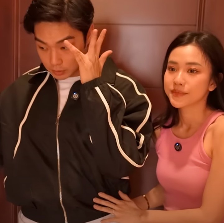 <p>Salah satu yang keunikan dari rumah mewah pasangan ini, yaitu menyediakan fasilitas lift. Dengan adanya lift, Jessica mengatakan para penghuni rumahnya jarang menggunakan tangga utama, lho, Bunda.&nbsp;(Foto: YouTube Jessica Jane)</p>