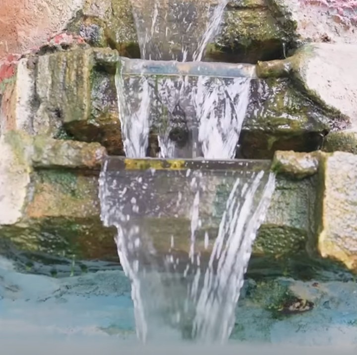 <p>Pasangan ini pun melanjutkan <em>tour</em> keliling rumah. Menariknya, di rumah Erwin dan Jessica ternyata ada air terjun buatan. Dalam feng shui, air terjun dipercaya dapat membawa energi positif dan ketenangan, serta meningkatkan kesejahteraan, terutama dalam hal keuangan dan kesehatan.&nbsp;(Foto: YouTube Jessica Jane)</p>
