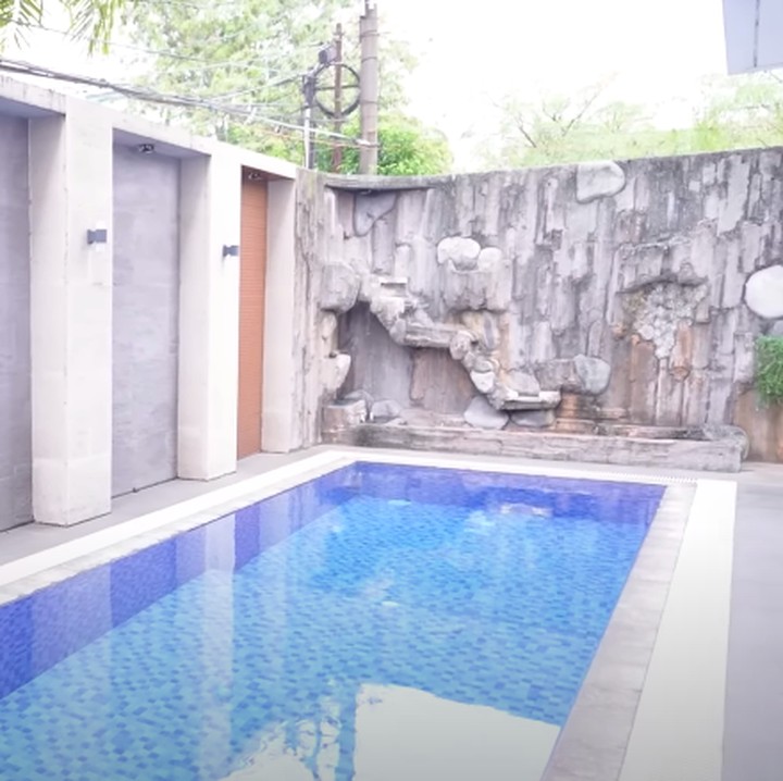 <p>Di area tersebut juga ada kolam renang yang dilengkapi dengan fasilitas <em>shower</em> untuk membilas badan setelah berenang. Namun, Jessica dan Erwin mengaku jarang menggunakan kolam tersebut.&nbsp;(Foto: YouTube Jessica Jane)</p>