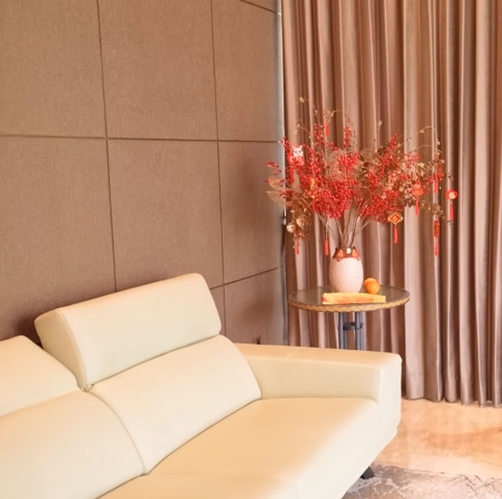 <p>Dilanjutkan ke area ruang tamu. Jessica dan Erwin mengatakan ruang tamu yang dilengkapi dengan sofa putih ini ternyata jarang digunakan. Sebab, kebanyakan para tamu lebih sering kumpul di ruang karaoke.&nbsp;(Foto: YouTube Jessica Jane)</p>