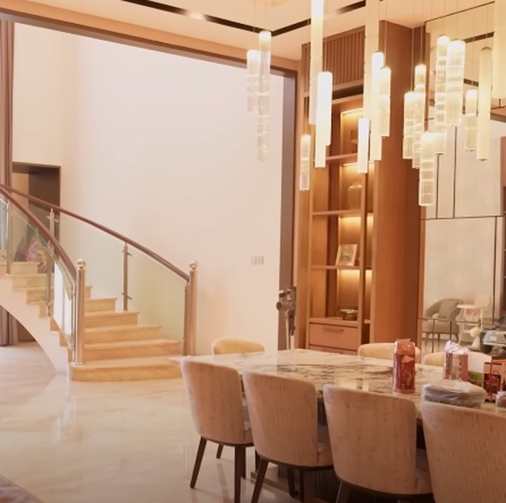 <p>Kebanyakan figur publik membuat konten&nbsp;<em>home tour</em> yang berhasil menarik perhatian. Hal ini pun baru saja dilakukan oleh pasangan suami istri Jessica Jane dan Erwin Phang yang belum lama ini memperlihatkan setiap sudut rumah yang estetik. (Foto: YouTube Jessica Jane)</p>