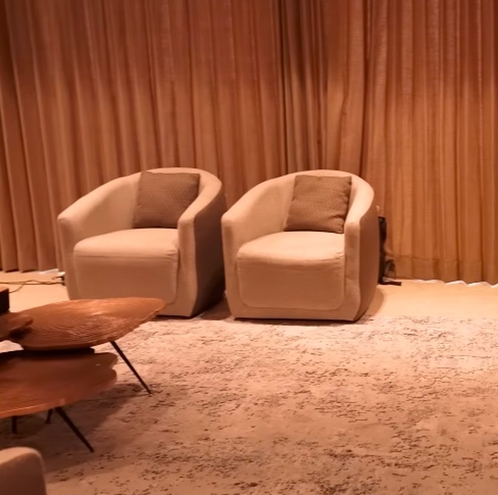 <p>Konten tersebut diunggah langsung oleh Jessica melalui kanal YouTube pribadinya. Ia mengawali <em>house tour </em>dengan memperlihatkan ruangan karaoke yang sering ditempati keluarga dan teman-temannya saat berkunjung.&nbsp;(Foto: YouTube Jessica Jane)</p>