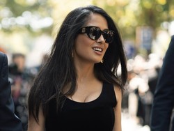 Salma Hayek Tampil Percaya Diri Dengan Rambut Beruban di Paris Fashion Week