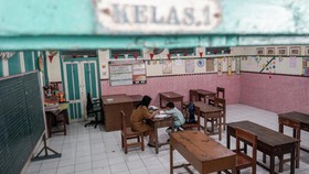 FOTO: Kisah dari Sekolah-sekolah yang Kekurangan Murid