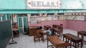 FOTO: Kisah dari Sekolah-sekolah yang Kekurangan Murid