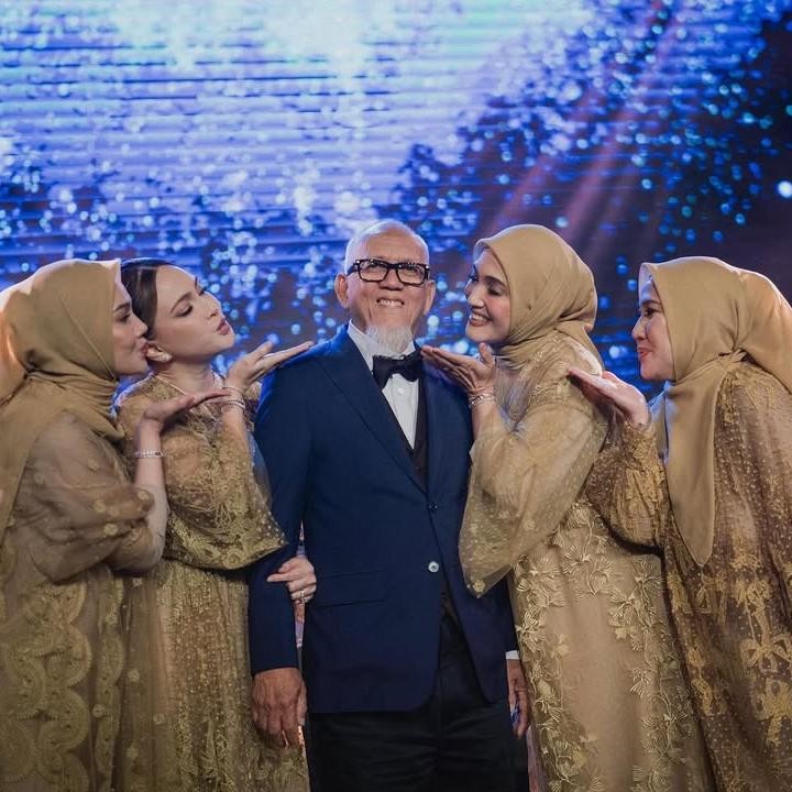 <p>Perempuan 38 tahun itu diketahui mengadakan acara ulang tahun sang ayah bersama ketiga kakaknya. Mereka pun tampil kompak mengenakan <em>dress</em> berwarna <em>gold</em>. Keempatnya tampil sangat cantik, bukan, Bunda?&nbsp;(Foto: Instagram@shandyaulia)</p>