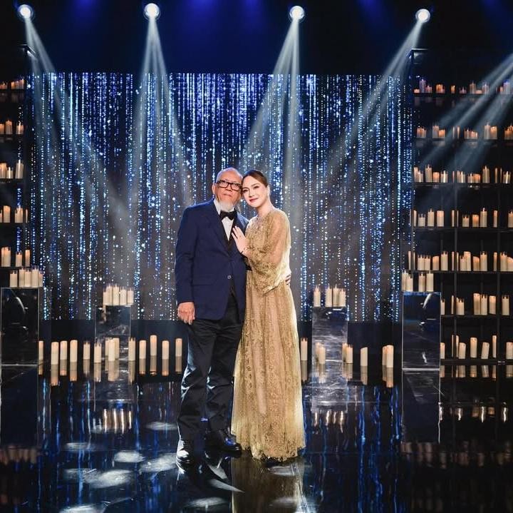 <p>Shandy Aulia baru saja membagikan momen perayaan ulang tahun ke-70 sang Ayah, Kemas Yusuf Effendy. Acara tersebut diselenggarakan di Four Seasons Hotel, Jakarta. (Foto: Instagram@shandyaulia)</p>