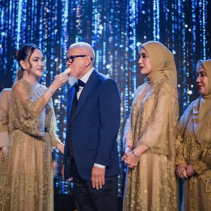 <p>Pada unggahan tersebut, Shandy pun memberikan ucapan ulang tahun untuk sang ayah sekaligus harapan dan doa terbaiknya. &ldquo;Hari ini kami menghormati dan merayakanmu, Papa&hellip;Doaku akan selalu untuk kedamaian dan kebahagiaanmu,&rdquo; tulis Shandy, dikutip dari laman Instagram @shandyaulia.&nbsp;(Foto: Instagram@shandyaulia)</p>