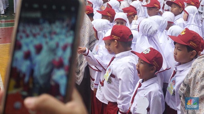 Uang Sekolah Naik Jualan Sepatu Sekolah Tetap Laku, Tapi Produksi 2025