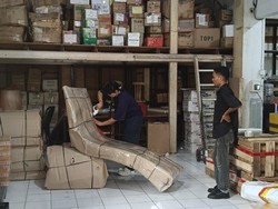 Jalan di Tabanan Ambles, Pengiriman Barang Perusahaan Ekspedisi Terlambat