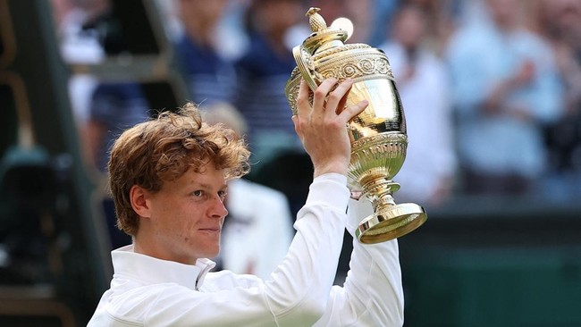 Petenis Italia Jannik Sinner juara Wimbledon 2025 usai mengalahkan Carlos Alcaraz dalam pertarungan empat set, 4-6, 6-4, 6-4, 6-4, Minggu (13/7).
