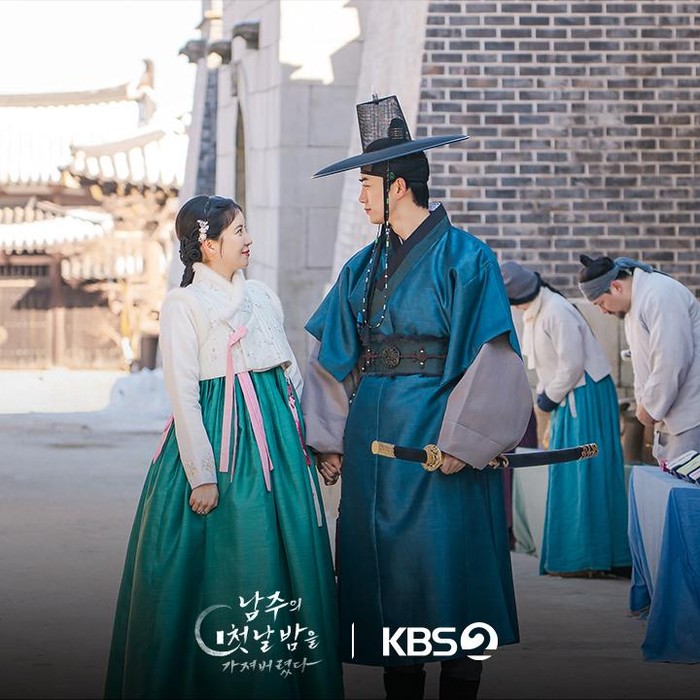 Diadaptasi dari web novel berjudul sama, drama fantasi-romantis The First Night with the Duke mengajak penonton dalam perjalanan ajaib yang penuh kejutan dan ketegangan.