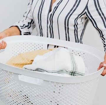 5 Tips Membersihkan Pakaian Setelah Terkena Banjir, Jangan Asal Cuci!