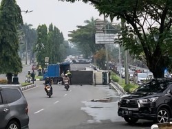 Truk Muatan Air Mineral Terguling di Cibinong, Sopir dan Penumpang Luka