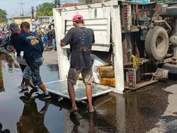 Viral Muatan Minyak Tumpah dari Truk Terguling di Pekalongan Diambili Warga