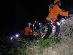 Truk Kontainer Terbalik di Sumba Timur, Evakuasi Sopir Berlangsung Dramatis