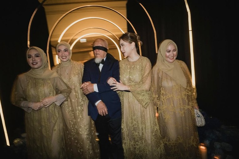 Ulang Tahun Ayah Shandy Aulia Ulang Tahun Ayah Shandy Aulia