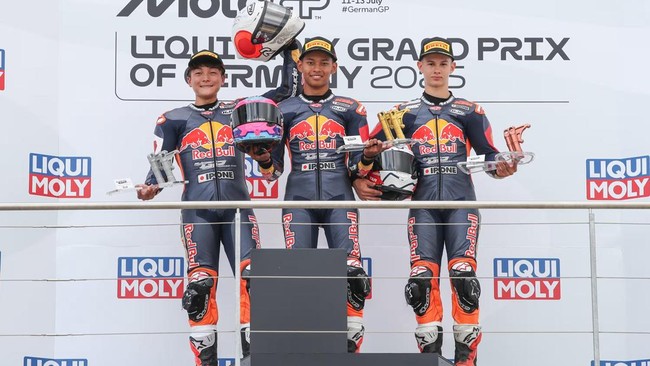 Veda Ega Pratama mencetak sejarah dengan kemenangan di Race 2 Red Bull MotoGP Rookies Cup 2025 di Sachsenring. Strategi cerdasnya membawa podium ketiga.