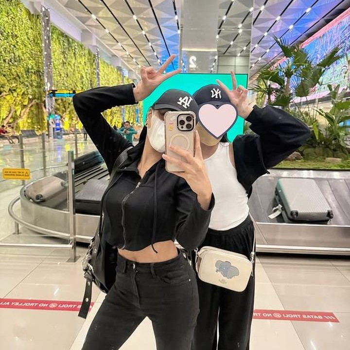<p>Bunda, kabar bahagia datang dari penyanyi Denada! Setelah enam tahun menetap di Singapura, akhirnya ia mengajak sang putri tercinta, Aisha Aurum, pulang ke Indonesia untuk pertama kalinya. (Foto: Instagram @denadaindonesia)</p>