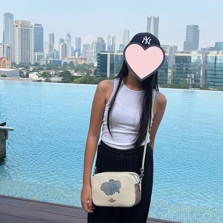 <p>Setelah dinyatakan sembuh, Aisha tetap tinggal di sana untuk menjalani kontrol rutin sekaligus melanjutkan pendidikannya. Dan kini, momen haru akhirnya datang! Dalam unggahan Instagramnya pada Minggu (13/7/2025), Denada mengumumkan bahwa ia dan Aisha akhirnya kembali ke Jakarta. "MasyaAllah, alhamdulillah. Akhirnya, untuk pertama kalinya lagi setelah 6 tahun berlalu," tulis Denada. (Foto: Instagram @denadaindonesia)</p>