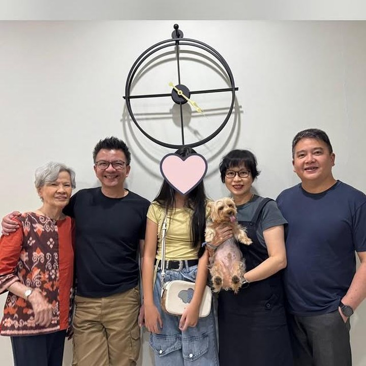 <p>Momen kepulangan kali ini bukan cuma soal liburan, tapi juga jadi ajang temu kangen yang penuh haru. Aisha disambut hangat oleh keluarga besar di Jakarta, dengan senyuman bahagia dan rasa syukur yang tak terbendung. (Foto: Instagram @denadaindonesia)</p>