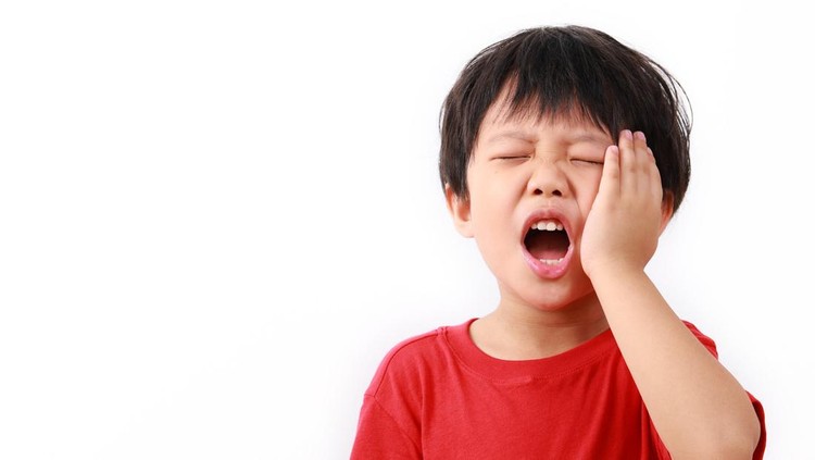 7 Cara Menghilangkan Sakit Gigi Berlubang agar Tidak Kambuh Lagi pada Anak